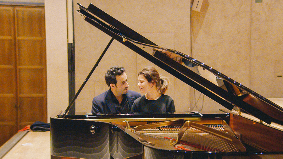 Marina Foïs et Jonathan Cohen dans Énorme