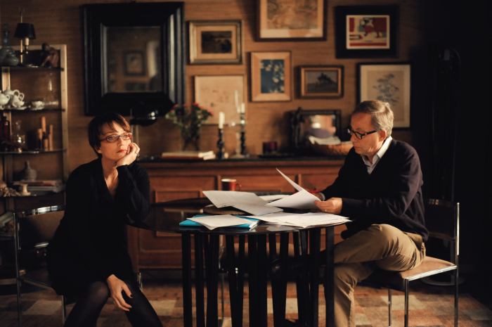Dans la maison homme femme à table