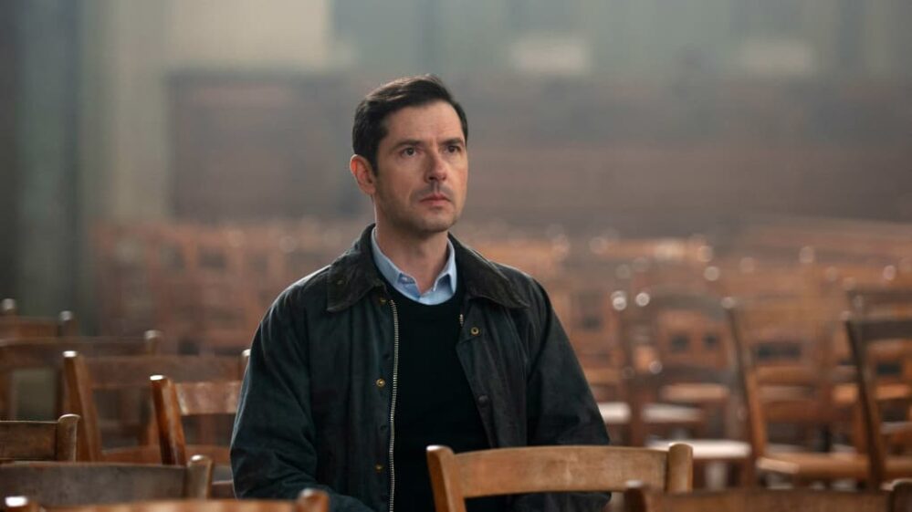 Melvil Poupaud église assis sur un siege Cinéma de François Ozon