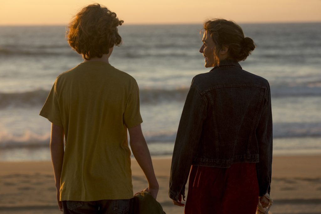 adolescent et femme au bord de la plage Madre coucher de soleil