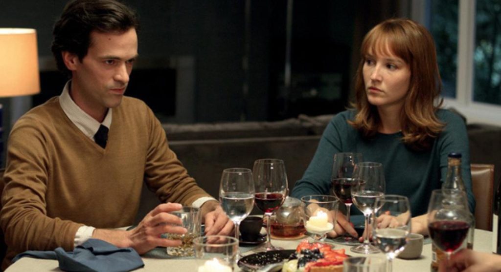 Une nouvelle amie homme et femme à table