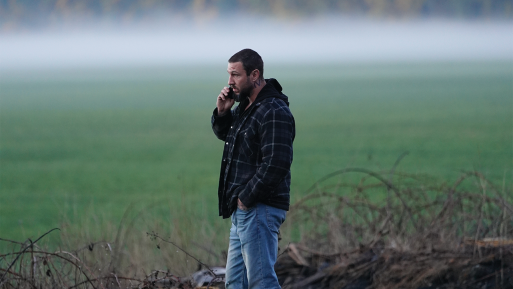 Lorelei Pablo Schreiber parle au téléphone