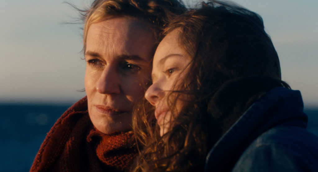 voir le jour deux femmes bord de mer sandrine bonnairre