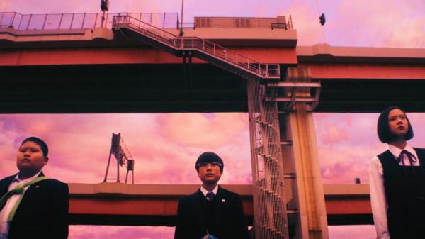 little zombies plan large des enfants devant la passerelle