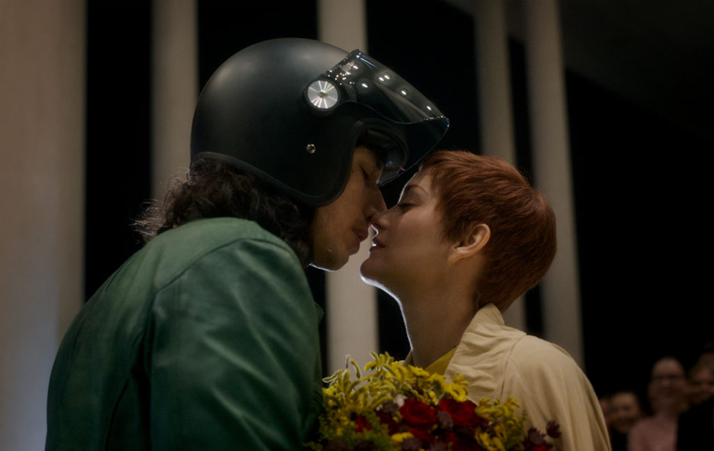 Adam Driver et Marion Cotillard dans Annette