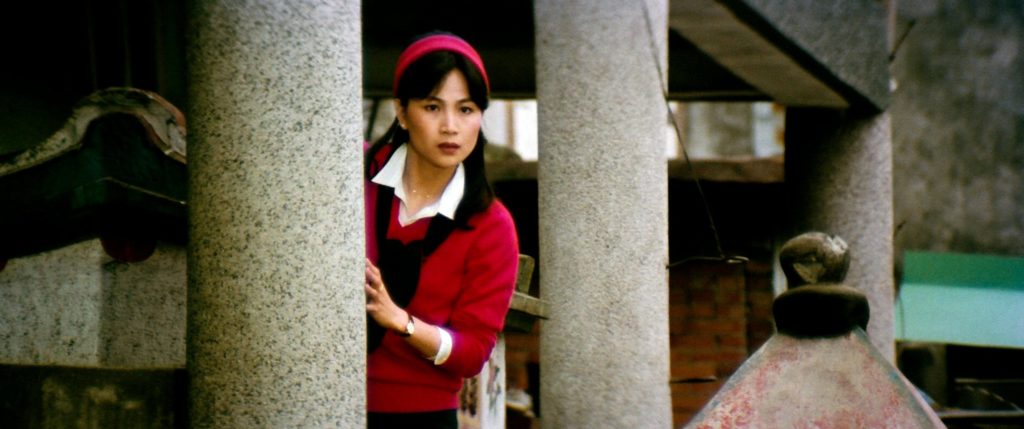 Fong Fei-Fei se cache derrière un poteau Cheerful Wind