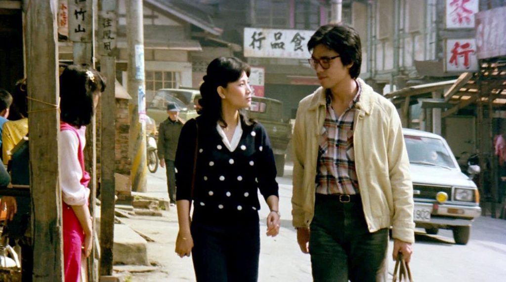 Cheerful Wind Fong Fei-Fei et Keeny Bee marchent dans la rue