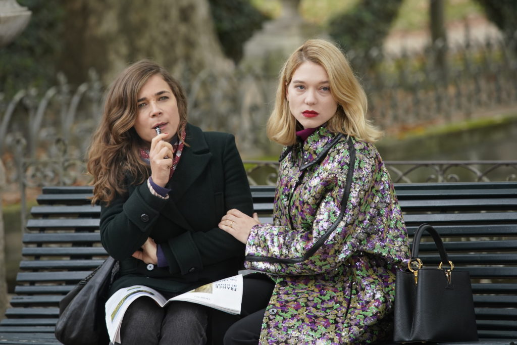 Léa Seydoux et Blanche Gardin sur un banc