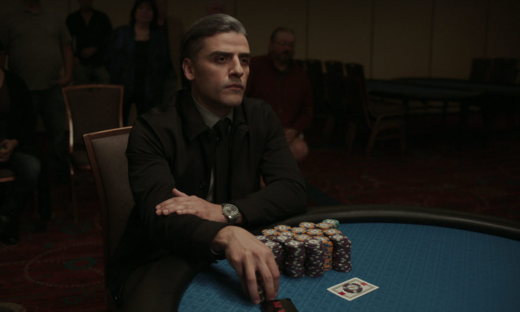 Oscar Isaac joue cartes sur table The Card Counter