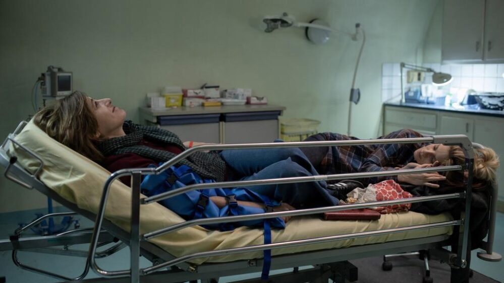 Valeria Bruni Tedeschi et Marina Foïs dans un lit d'hôpital