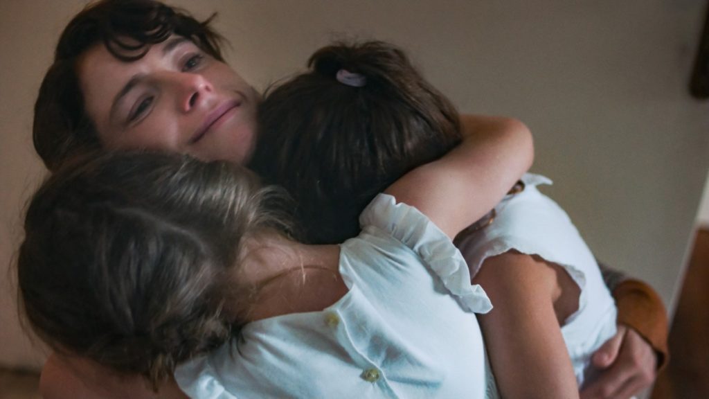 Jessie Buckley (Leda jeune) enlace ses enfants The Lost Daughter