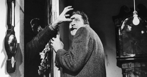 un mort-vivant tente de rentrer dans la maison de Vincent Price