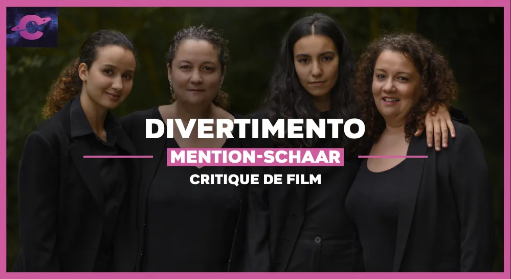 Divertimento Mention Schaar les deux actrices avec les femmes qu'elles incarnent se tiennent par l'épaule