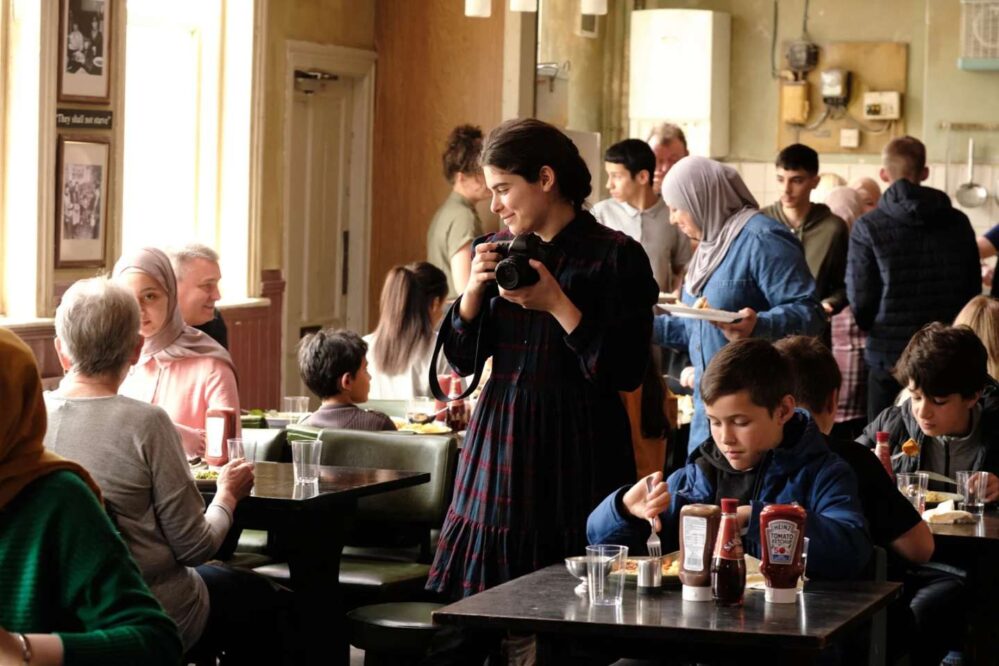 Une femme est dans un bar avec des réfugiés autour Festival du film britannique de Dinard ken Loach