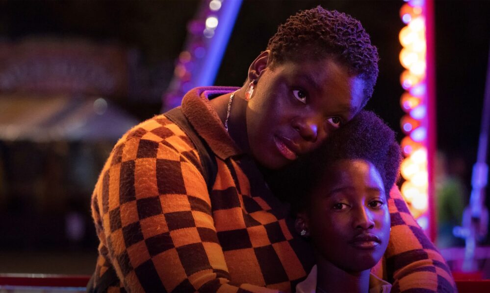 Une mère et sa fille sont collés et regardent dans la même direction
