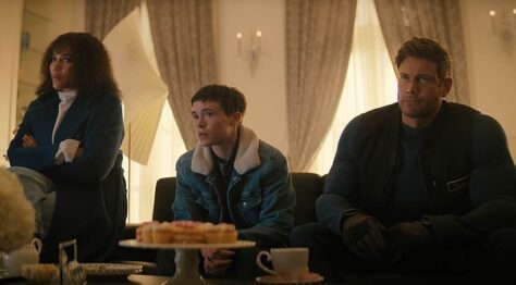 Allison, Viktor et Luther Hargreeves sur un canapé - Umbrella Academy saison 4