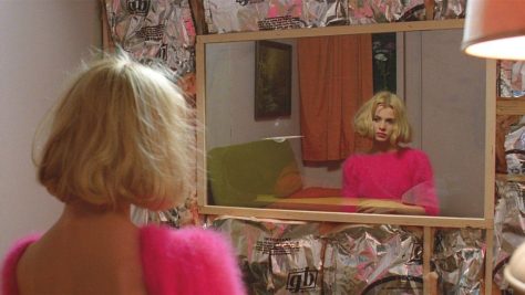 Travis parlant avec Jane sur son lieu de travail, dans Paris, Texas de Wim Wenders, dans les 10 meilleurs road movies.