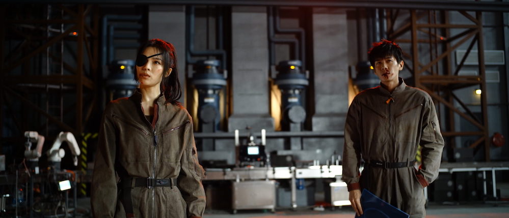 Devant un ultime défit, deux protagoniste en uniformes rappelant Ghostbuster font face à l'adversité.