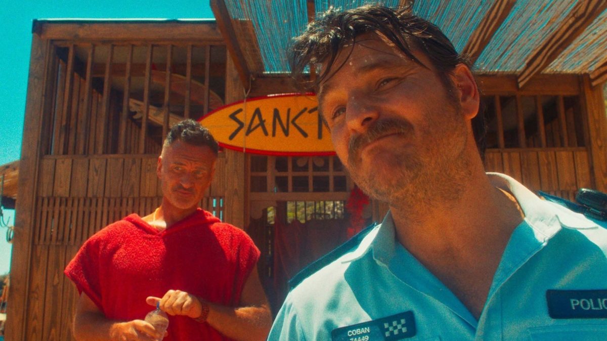Julian McMahon en gourou des plages et Justin Rosniak en flic corrompu dans The Surfer