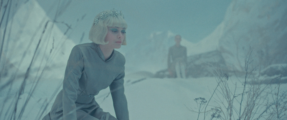 Dans une tempête simulée, Jeanne se retrouvé grimée en personnage de conte, perdue.