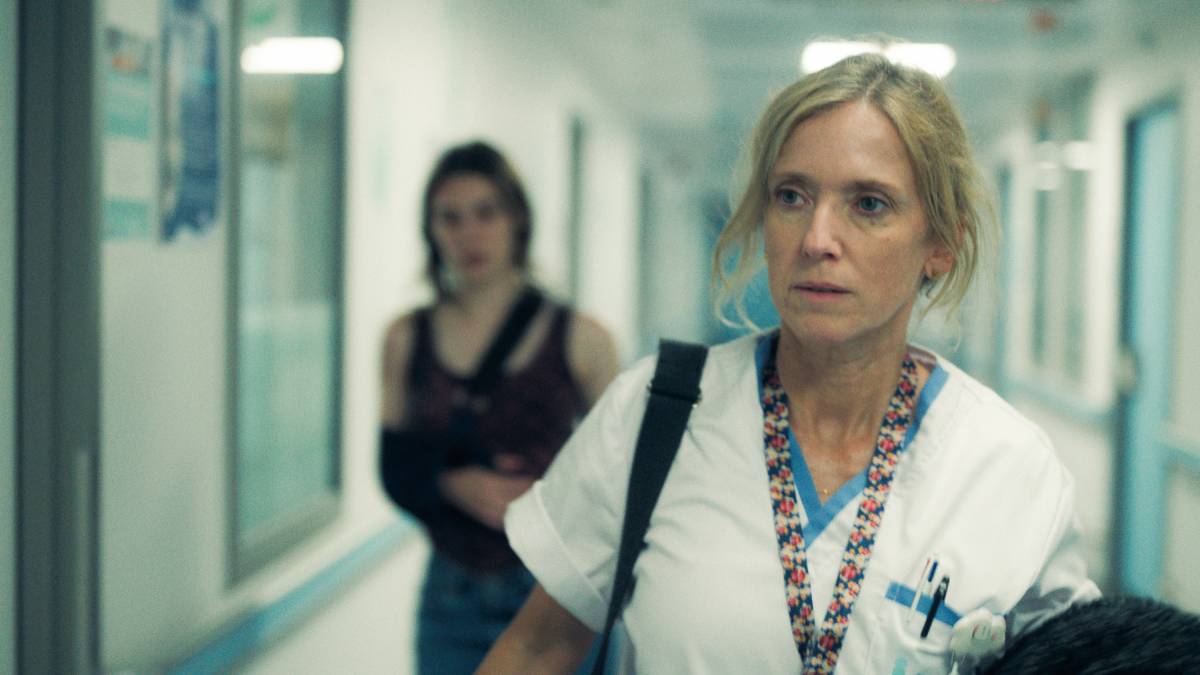 Photo en mouvement dans L'intérêt d'Adam. Centré cette fois ci sur Lucy, fatiguée qui conduit Rebecca en dehors du service hospitalier où est Adam.