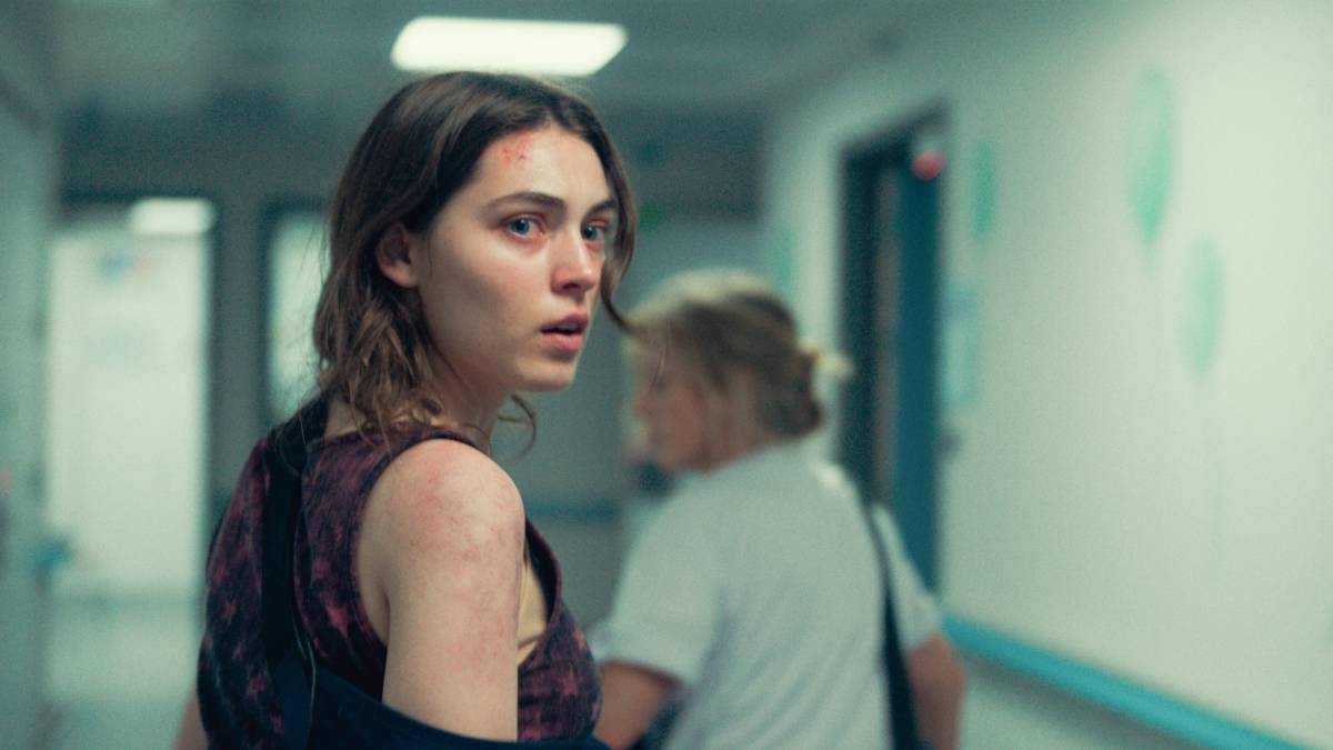 Photo en mouvement dans L'intérêt d'Adam. Rebecca se retournant une dernière fois vers son fils qu'elle doit laisser aux urgences pédiatriques alors que Lucy la conduit hors de l'hôpital.