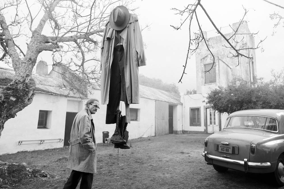 Josef passe devant un arbre auquel on a pendu ses affaires après avoir découvert sa vraie identité. Loin de s'en attrister, il regarde cette oeuvre ready-made avec un mépris qu'il connait bien