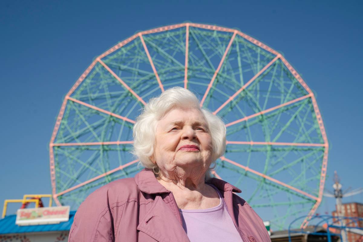 Scène de Eleanor the great où Eleanor se tient devient une grande roue à Coney Island. 