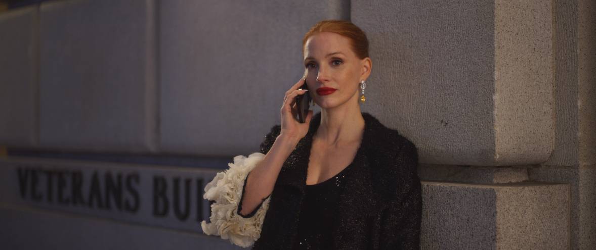 Image de Dreams. Jessica Chastain dans le rôle de Jennifer se tenant à l'extérieur d'un opéra de ballet, tenant son téléphone portable à l'oreille, en pleine discussion avec une personne que l'on devine à la fois au téléphone et en hors champs. 