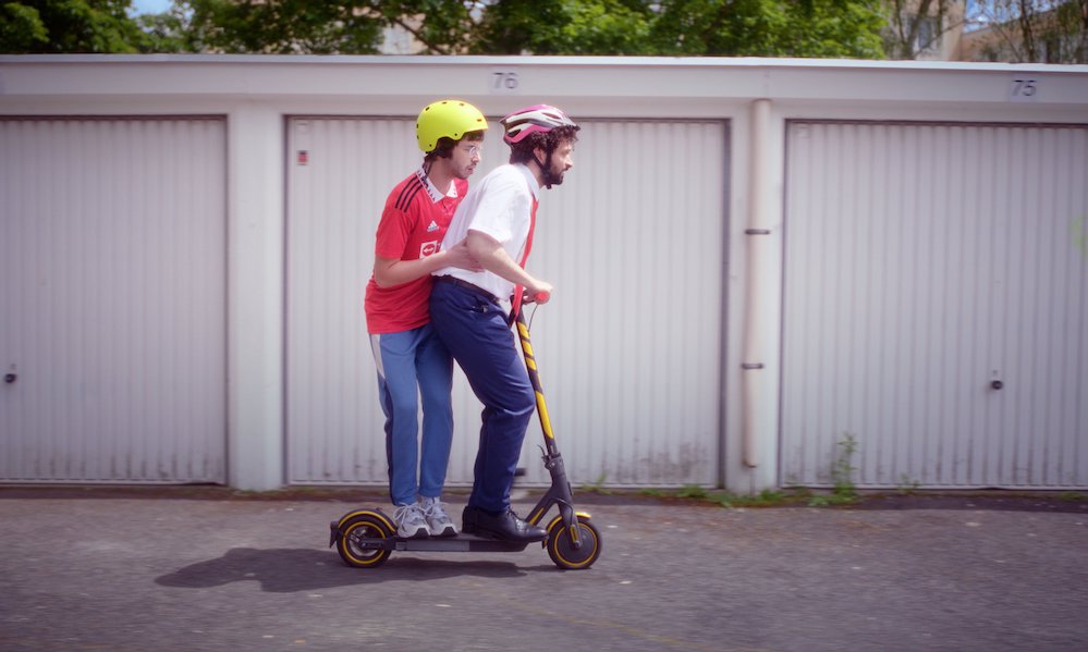 Sprite et Walid, à bord d'une superbe trottinette électrique, son en route pour tenter de trouver un nouveau job pour Sprite.