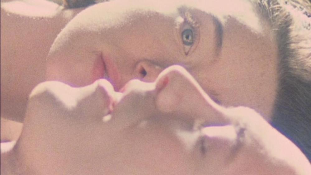 Devant un corps inanimé, le personnage principal se laisse aller à ses fantasmes morbides, le tout baigné dans une lumière presque christique