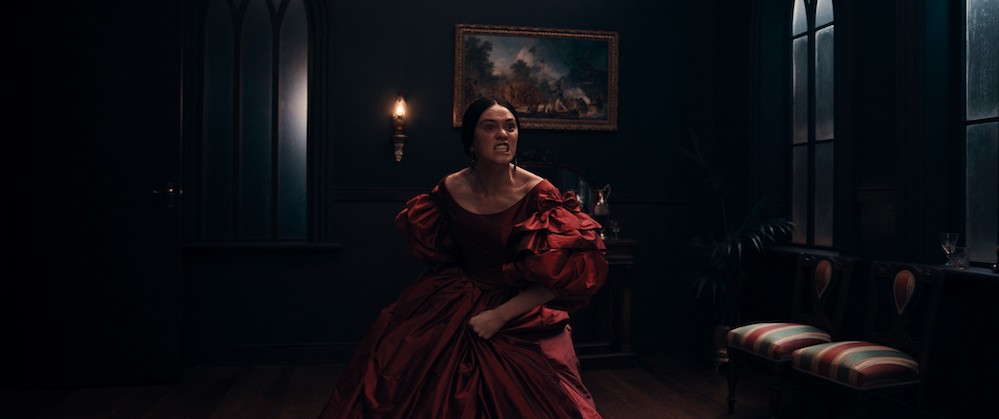 Parée d'une somptueuse robe de velours rouge, la personnage principale avant, cours, dans une frénésie qui lui semble intimée par un éléments extérieur.