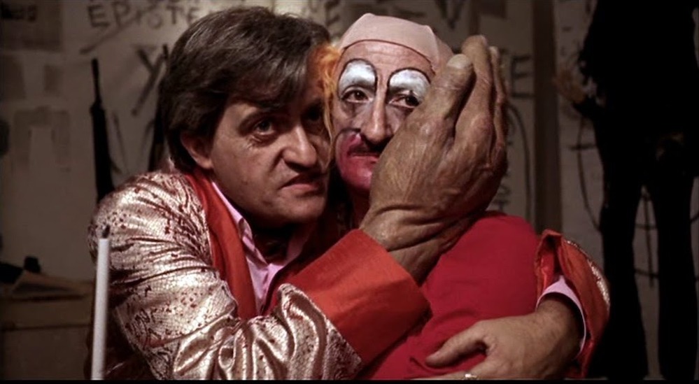 Muni d'une main gigantesque, l'un de nos personnages principaux recherche à remplacer son comparse de toujours, dans une passion et une folie inquiétantes.