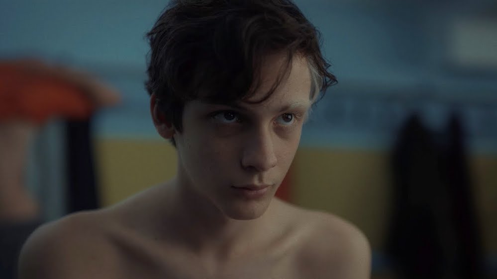 Le personnage principal fixe, en dehors de l'écran, une force qu'on ne voit, qu'on ne comprend pas.