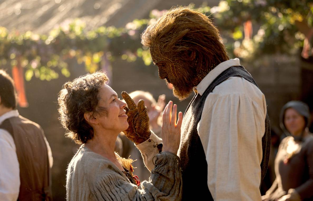 Image issue de Wicker. La pêcheuse et l'homme en osier partagent un moment tendre où chacun se touche le visage et se regarde avec intensité. Ce moment intervient lors d'une danse de village. 
